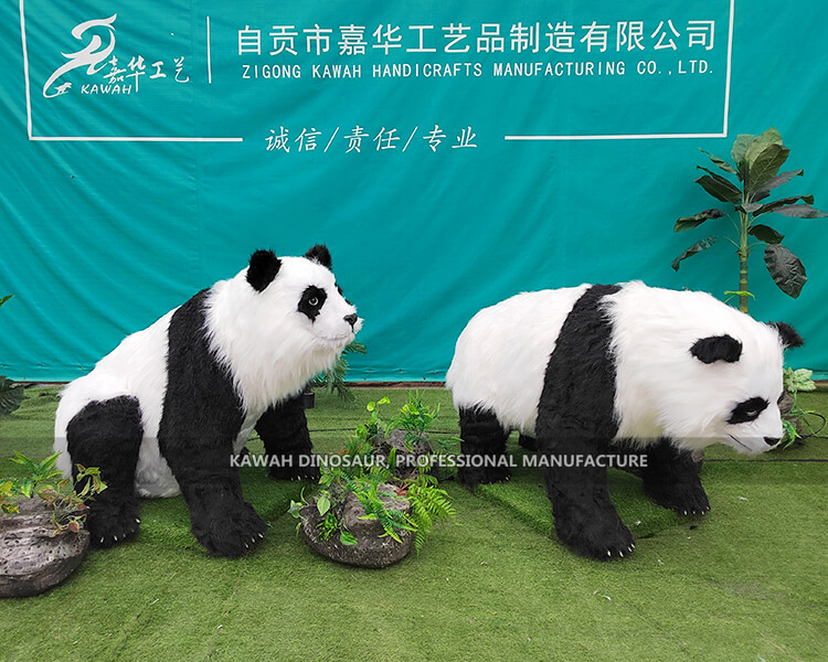 动物园公园吸引眼球的可爱的电动熊猫